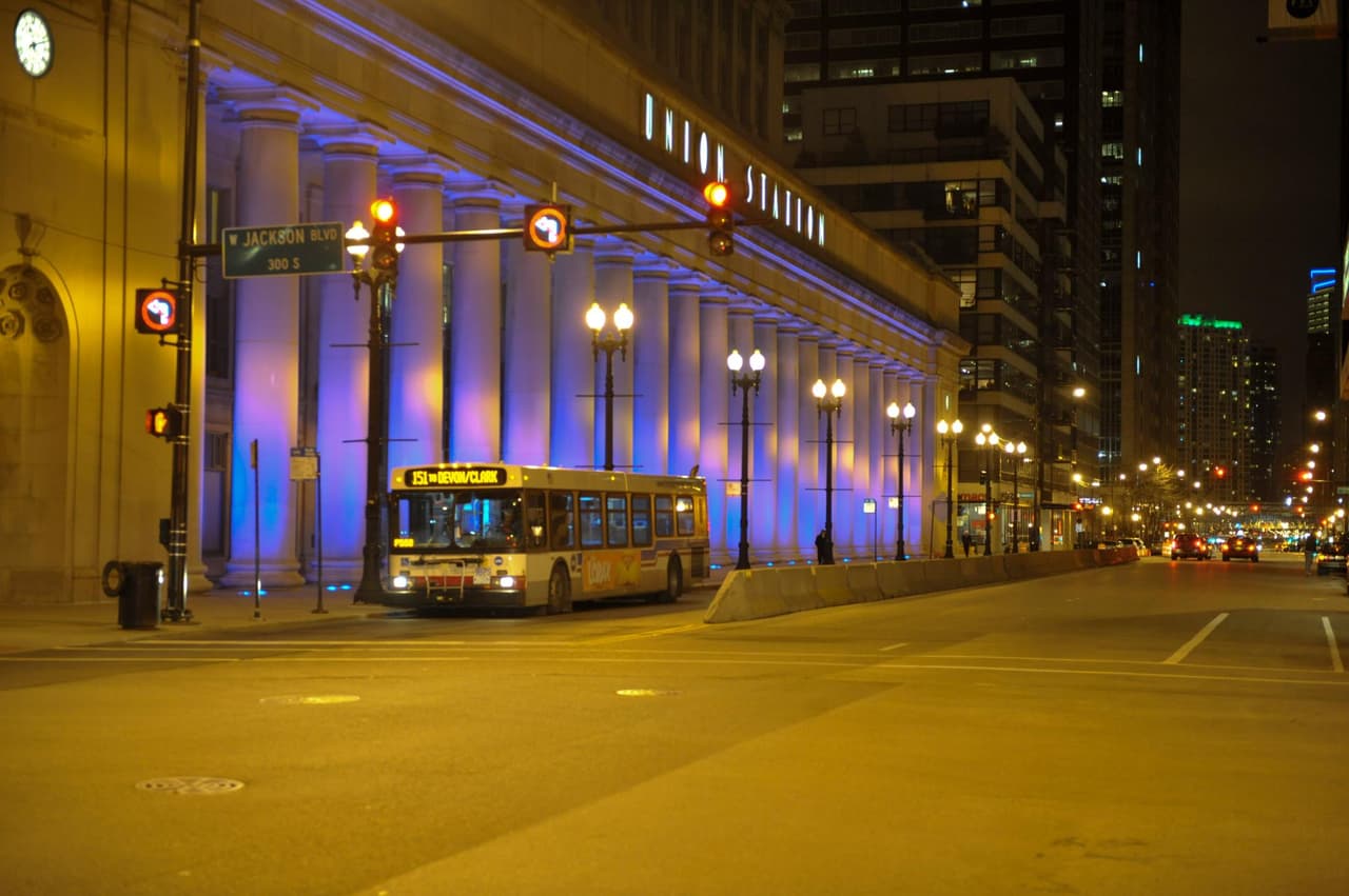 Union Station se convierte en un súper centro de votación anticipada para los votantes de los suburbios de Chicago
