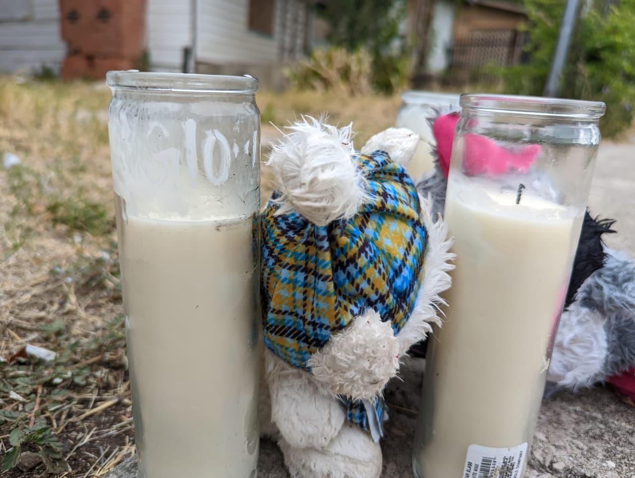 La declaración jurada señala que en un video de vigilancia, se le vio a Adam luchando con el contenedor y luego dejándolo en un lote vacío el 19 de julio.
<br>
<br>A la mañana siguiente, la cámara captó cómo, supuestamente, Frank y Paredes ayudaron a Adam a cargar el contenedor en una camioneta antes de que la llevaran a la casa abandonada.