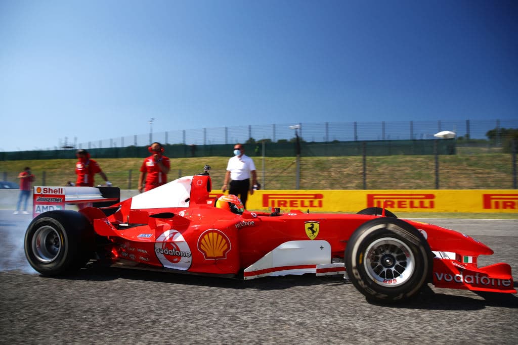 Lewis Hamilton se lleva el Gran Premio de la Toscana, sumando su sexta victoria de la temporada y la número 90 de su trayectoria. La carrera se vio accidentada por el Safety Car, provocando banderas rojas.