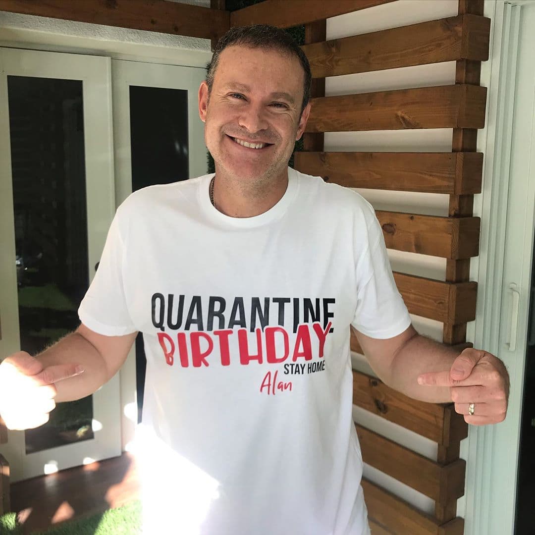 Al conductor mexicano le tocó pasar su 
<a href="https://www.univision.com/shows/despierta-america/aunque-alan-tacher-celebro-su-cumpleanos-en-cuarentena-su-esposa-le-hizo-una-promesa-muy-especial-fotos" target="_blank">cumpleaños</a> en cuarentena. El aislamiento por la emergencia de salud le permitió festejar sus 49 primaveras en casa rodeado de sus seres queridos.
