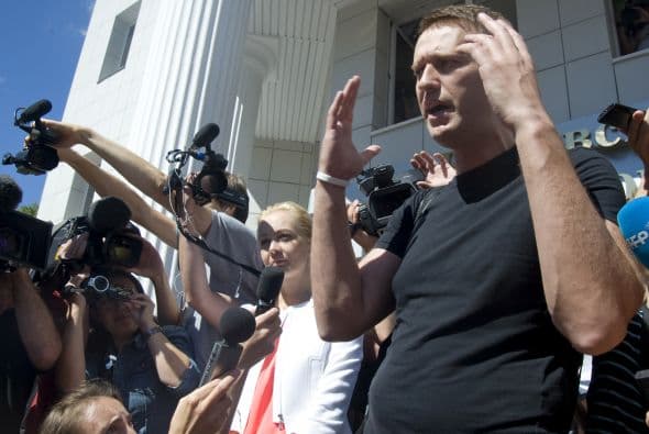 El alcalde en funciones de Moscú, Serguéi Sobianin, se pronunció a favor de que el dirigente opositor Alexéi Navalny se presente a las elecciones al Ayuntamiento de la capital rusa del próximo 8 de septiembre. Navalny decidió retirar su candidatura tras ser condenado la víspera a cinco años de cárcel en un caso de robo de madera y fraude, lo que de hecho le inhabilitaba para tomar parte en unas elecciones. Después de su arresto, condena y posteriores demostraciones en St. Petersburg y otras ciudades rusas, el bloguero fue puesto en libertad en forma inesperada. Al quedar en libertad hasta que se resuelva la apelación de la sentencia, el opositor podría concurrir teóricamente a los citados comicios. Tras abandonar la prisión preventiva de la ciudad de Kírov, unos 900 kilómetros al este de la capital, Navalny señaló que tomara una decisión cuando vuelva a casa. Mientras, el veterano opositor liberal, Borís Nemtsov, animó hoy a Navalny a postular su candidatura, "continuar hasta el final y ganar". "Estoy convencido de que si en las elecciones recibe más de un millón de votos, no se atreverán a encerrarlo. La garantía de inmunidad de Navalny depende directamente del apoyo popular", apuntó. Navalny, bloguero anticorrupción que sacó a la luz los trapos sucios del partido del Kremlin, era considerado hasta su condena ayer a cinco años de cárcel el dirigente opositor con mayor gancho electoral. Los analistas no creen en una posible victoria de Navalny en las elecciones a la alcaldía, pero consideran que su condena sí puede traerle réditos electorales. Uno de los organizadores en diciembre de 2011 de las mayores protestas antigubernamentales desde la caída de la Unión Soviética, Navalny fue el dirigente más votado cuando la oposición extraparlamentaria decidió crear un consejo coordinador.