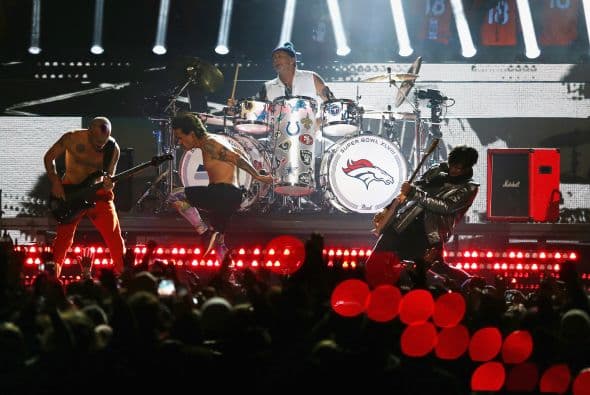 Un cuidado estilismo retro, una banda llena de energía y una particular mezcla de soul y rock sirvieron al cantante Bruno Mars para cautivar a la millonaria audiencia del Super Bowl durante el descanso de la gran cita anual del fútbol americano. Mars, de sólo 28 años y sobre quien planeaba la duda de si sería capaz de enfrentarse a un escenario de tal calibre, optó por un show directo y contundente. Tras una breve introducción a cargo de un coro de niños, un espectacular solo de batería sirvió para abrir el fuego y dar paso rápidamente al gran éxito "Locked Out of Heaven". Impecablemente vestido con una chaqueta dorada, despachó el tema junto a una banda con una amplia sección de viento que se lució en las coreografías. Sin más dilación, Mars descargó su segundo hit, "Treasure", y a continuación demostró su capacidad para fusionar el soul, el pop y el rock integrando en su espectáculo a los Red Hot Chili Peppers. La banda de Anthony Kiedis y Flea puso a saltar a todo el estadio Metlife con su clásico "Give it Away". Los rockeros californianos, a pecho descubierto como manda la tradición, solo necesitaron un par de minutos para demostrar que siguen en buena forma y ceder de nuevo el protagonismo a Mars.