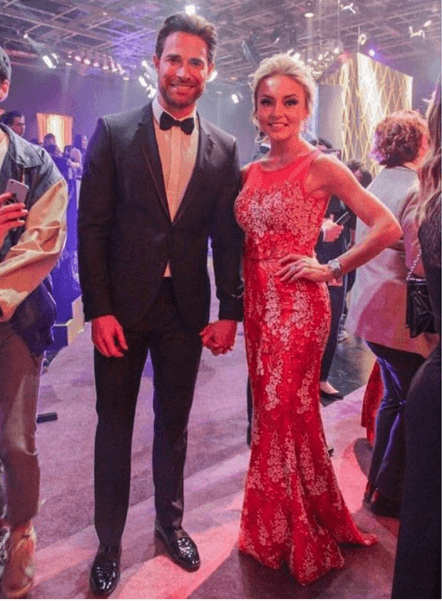 Sebastián Rulli llegó acompañado de su novia Angelique Boyer, quien lució un vestido en color rojo y blanco con transparencias; mientras que Rulli optó por un diseño casual en tono negro.