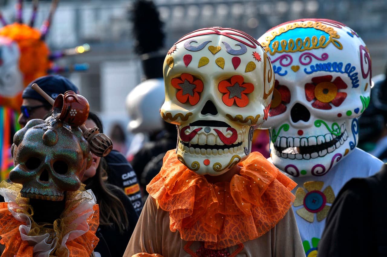 Los disfraces típicos de la tradicional celebración del Día de los Muertos se tomó la previa del Gran Premio de México en la Fórmula 1, con un colorido que le dio un condimento especial.