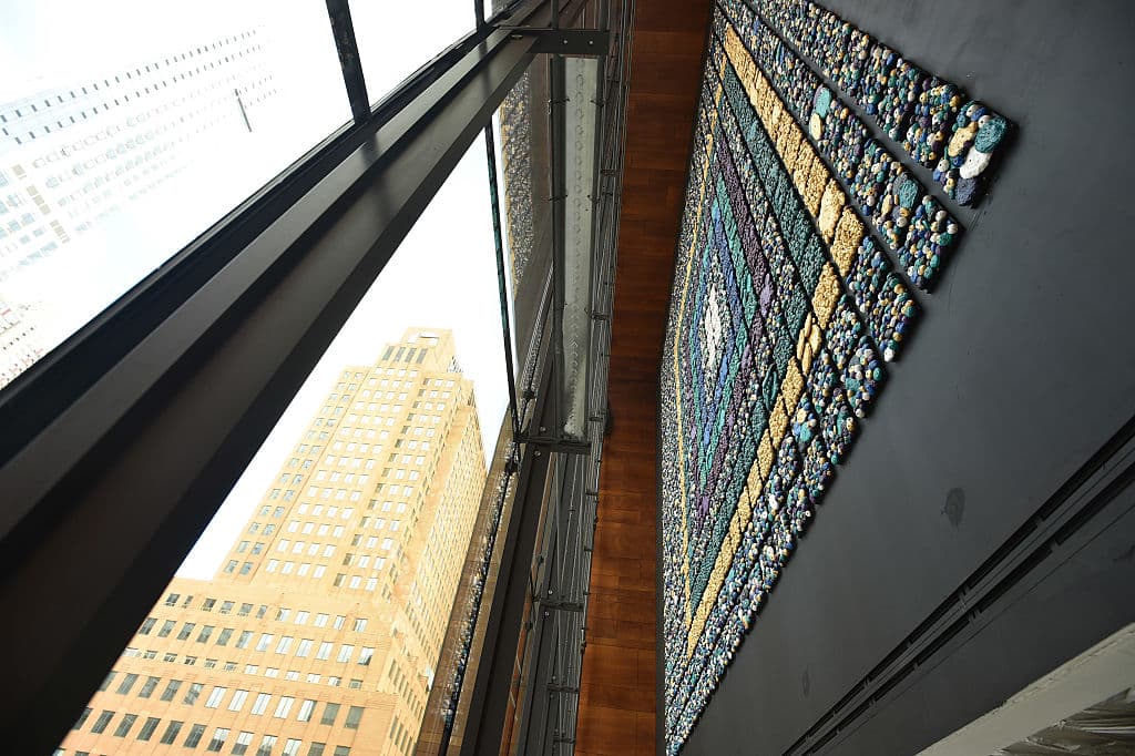 El mural de 40 de ancho por 40 de alto se compone de 35,000 cuentas hechas a mano y se instaló permanentemente en el edificio City Point de Brooklyn.