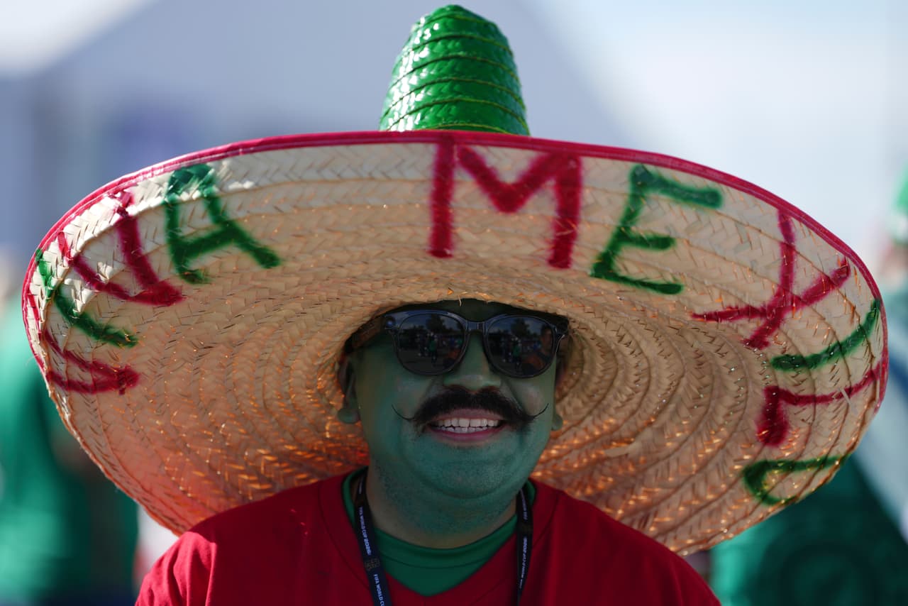 Un aficionado de México reacciona antes del partido de fútbol del Grupo A de la Copa del Mundo entre México y Corea del Sur en Zapopan, cerca de Guadalajara, México, el jueves 18 de junio de 2026.