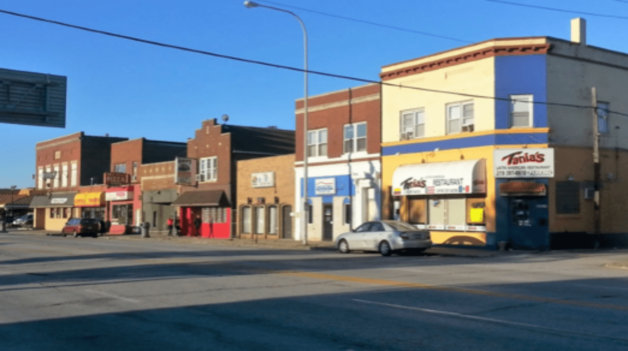 <h3 class="cms-H3-H3">17. East Chicago, Indiana</h3>
<br>
<br>🏡 
<b>Precio promedio de la vivienda:</b> $73,100
<br>
<br>🏡 
<b>Porcentaje de casas con un valor menor a $10,000:</b> 0.5%
<br>
<br>🏡
<b> Porcentaje de casas con hipoteca: </b>41.9%
<br>
<br>🏡 
<b>Porcentaje de casas donde el residente es dueño: </b>43.8%
<br>
<br>🏡 
<b>Ingreso promedio por hogar:</b> $35,396
<br>