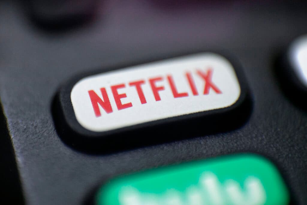 Netflix apela a una fórmula vieja para permanecer a flote: la publicidad