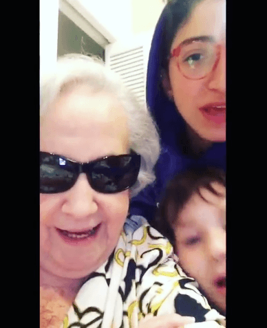 En uno de sus primeros videos, en agosto de 2015, 'Rapuela' cantó: "Aquí rapeando todos los tres, Emily el niño (su biznieto Sasha) y la vejez".