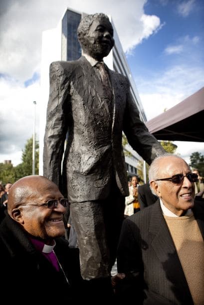 El arzobispo sudafricano y el Premio Nobel de la Paz, Desmond Tutu, junto con el representante de la familia de Mandela, Ahmed Kathrada, develaron la estatua realizada por el artista Arie Schippers, en una plaza de La Haya, Holanda.