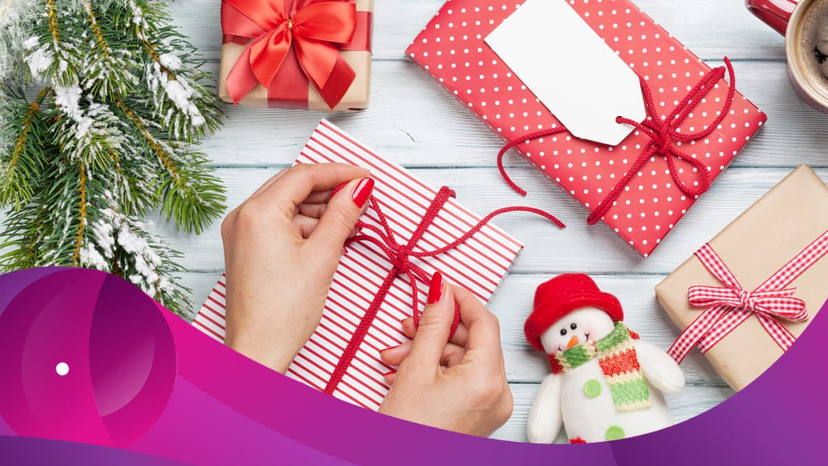 <b>Compra detalles.</b> Si eres de las que les encanta comprarle regalo a todos, fíjate un presupuesto y por nada del mundo te salgas de él. Un detalle, por más pequeño que sea, siempre será bien recibido y agradecido.