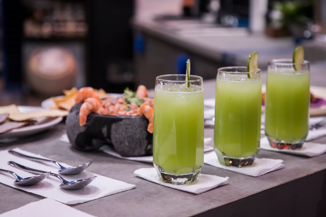 Y acompañar al menú, agua fresca de limón y pepino.