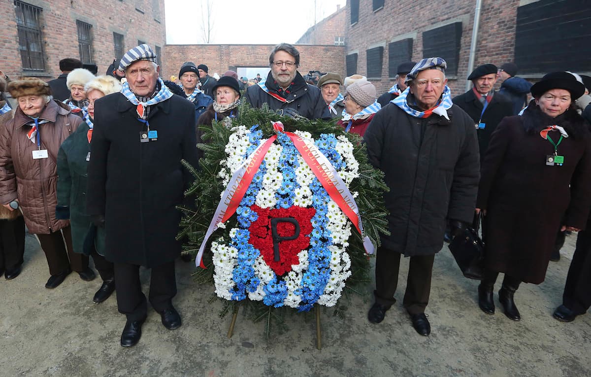 Docenas de sobrevivientes de Auschwitz colocaron ofrendas florales este viernes en el muro de ejecución del antiguo campo de exterminio nazi, en homenaje a las víctimas del régimen de Adolf Hitler exactamente 72 años después de la liberación del campo.