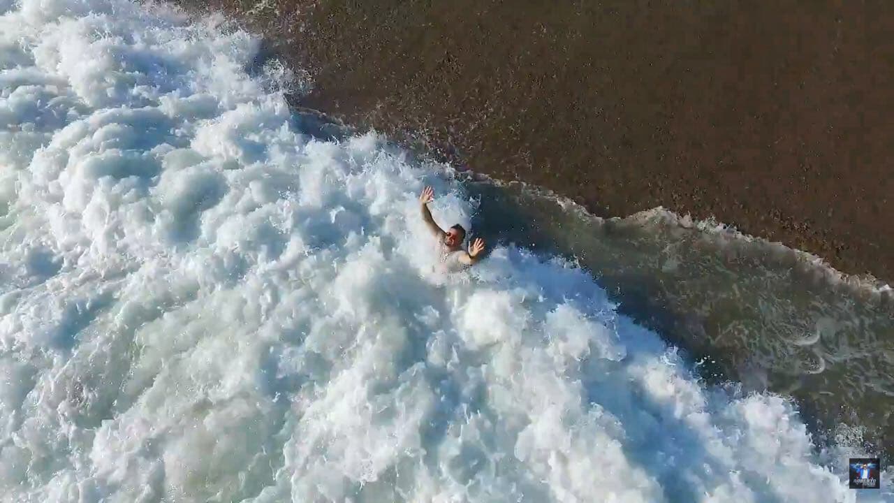 Para el clip, la producción utilizó un dron para captar la inmensidad de la playa y hacer varias tomas al cantante.