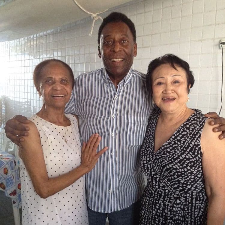 Aquí Pelé con su mamá y su suegra.