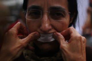 Un manifestante condena la censura en México.