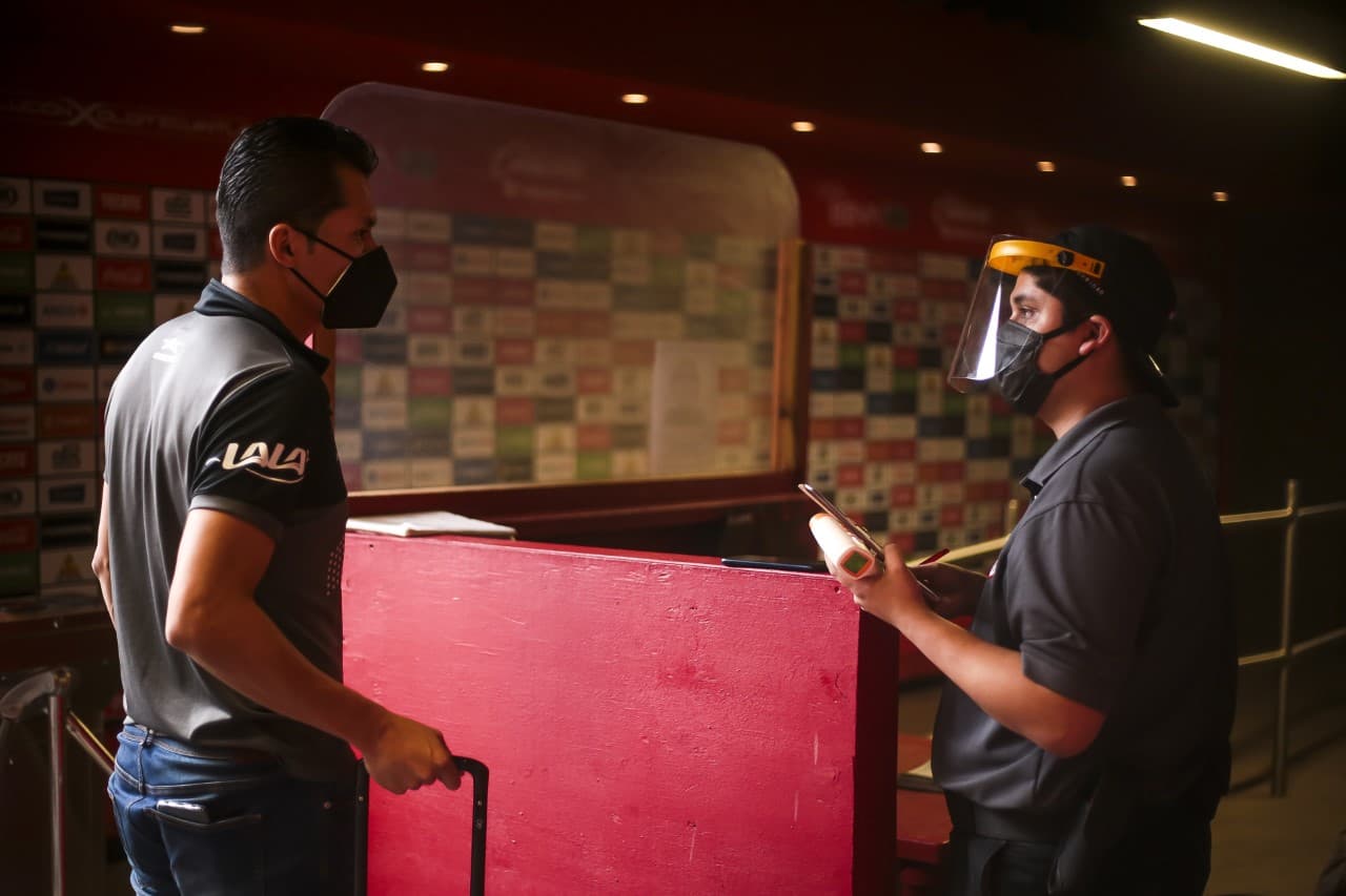 El partido se calienta un poco y aparecen entradas fuertes en el encuentro.