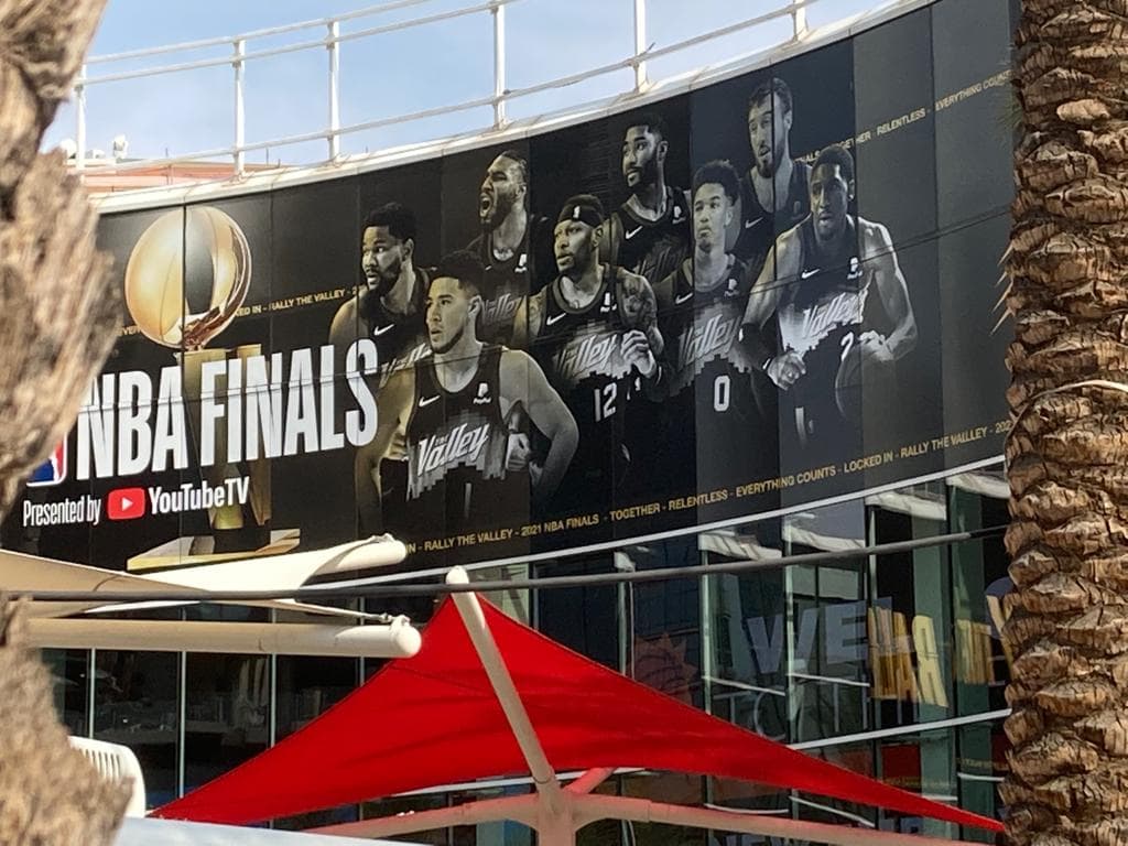 Las finales de la NBA se viven en Phoenix aunque este miércoles el equipo enfrenta a los Bucks en Milwaukee.