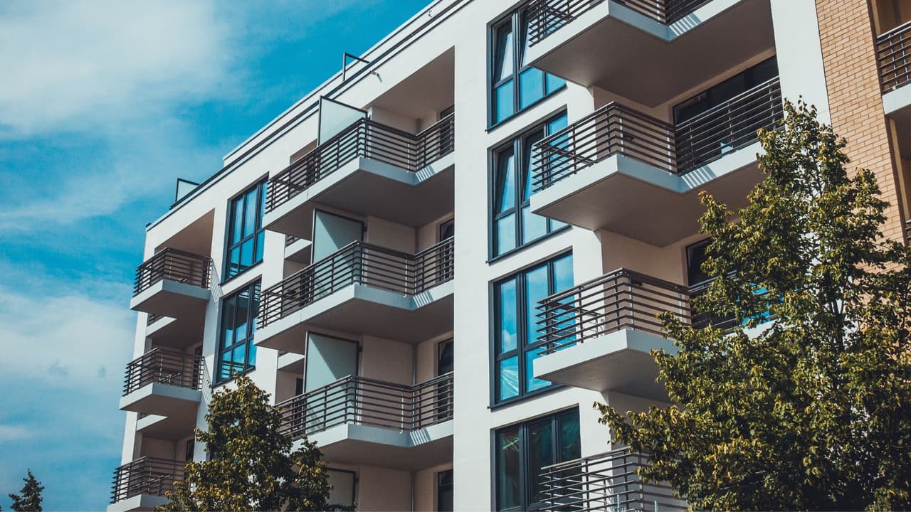 Las leyes SB-38 y SB-1333 no son solo textos legales:
<b> son cambios que buscan dar más certeza a miles de familias en Texas. </b>
<br>Para los propietarios, significan recuperar su patrimonio más rápido. 
<br>
<b>Para los inquilinos</b>, la necesidad de estar informados, organizados y conscientes de sus derechos. 
<br>En palabras simples
<b>: conocer estas leyes es proteger tu hogar, ya sea el que rentas o el que tanto trabajo te costó comprar.</b>