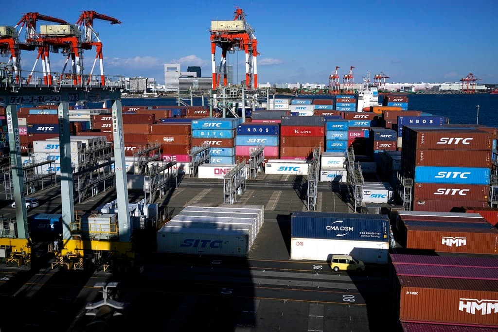 Entran en vigor los aranceles del 10% de Trump en un giro radical al comercio internacional