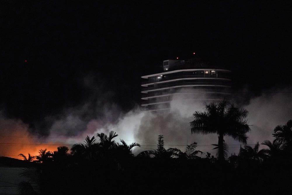 Un fuerte ruido de explosiones resonó en la estructura justo antes de las 10:30 de la noche del domingo. Luego lo que quedaba en pie del 
<a href="https://www.univision.com/local/miami-wltv/miami-dade-muertos-tras-derrumbe-surfside-sabadopm">edificio Champlain Towers South</a> comenzó a caer en cascada, un piso tras otro, hasta quedar reducido a escombros en una enorme nube de polvo, mientras la multitud observaba la escena desde lejos.
<br>