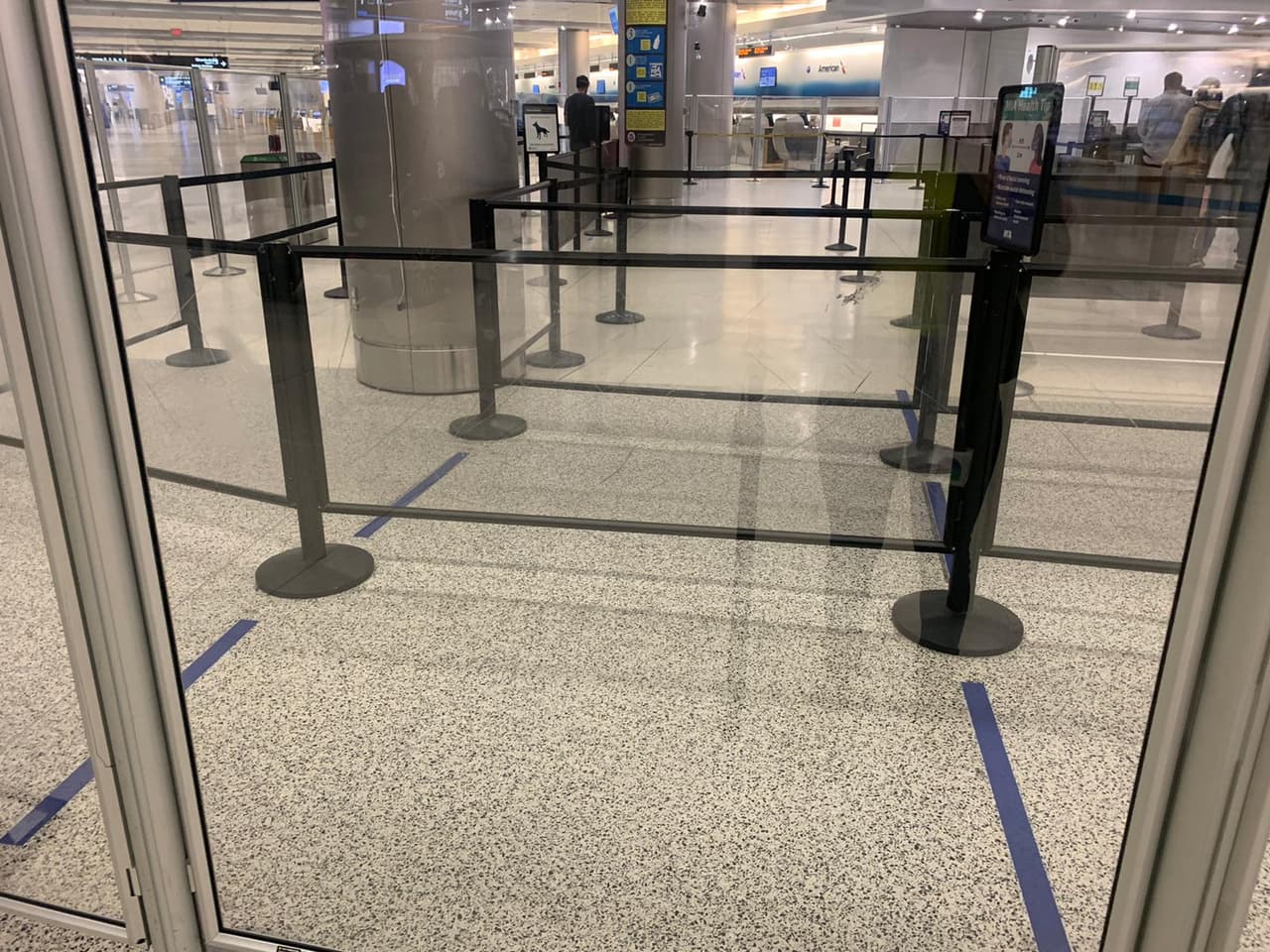 Los puntos de control para pasar a las terminales, en los que siempre hay largas filas, hoy se ven con muy pocas personas.
<br>