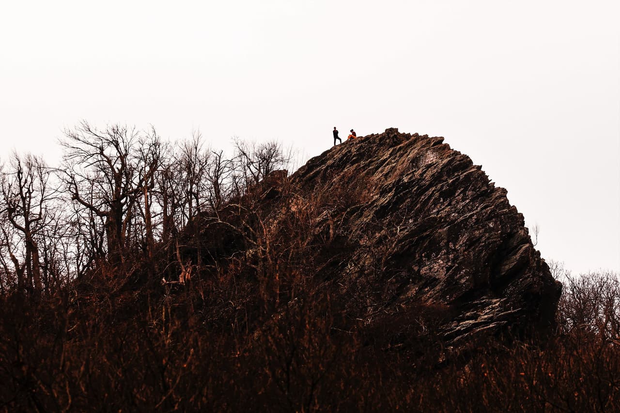 <b><a href="https://www.nps.gov/blri/index.htm" target="_blank">Blue Ridge Parkway:</a></b> Si bien muchas secciones de Blue Ridge Parkway están cerradas en invierno, las personas se vuelven creativas y simplemente caminan por las carreteras para capturar vistas increíbles durante todo el año. También es popular entre los esquiadores.