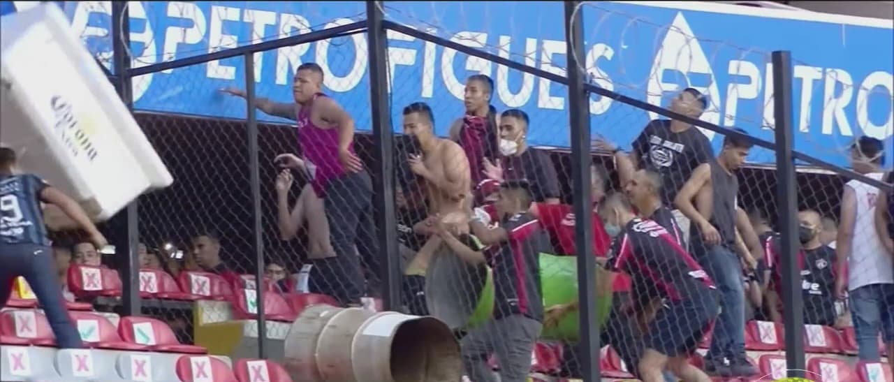 Ahí se celebraba un 
<b><a href="https://www.tudn.com/futbol/liga-mx/aficionado-queretaro-salva-mujer-fan-atlas-regalarle-playera-violencia" target="_blank">encuentro de la liga mexicana de futbol entre Atlas y Querétaro</a></b> cuando pasados los primeros 60 minutos del juego se suscitaron batallas campales entre miembros de las barras tanto en las gradas, cancha y exteriores del Estadio, dejando poco más de una decena de heridos, según la versión oficial de las autoridades. Varios de ellos quedaron en el piso, desnudos y bañados en sangre.