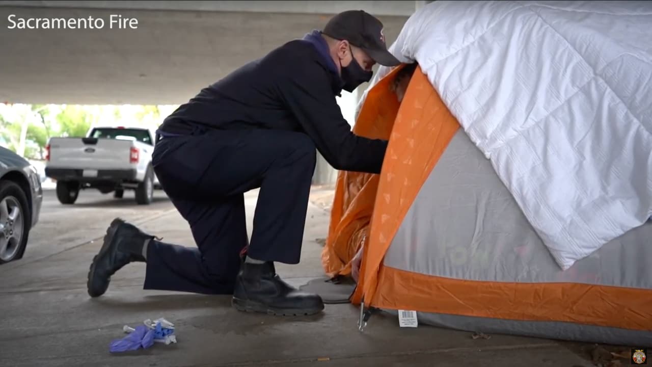 Personas sin hogar en Sacramento reciben la vacuna contra el coronavirus