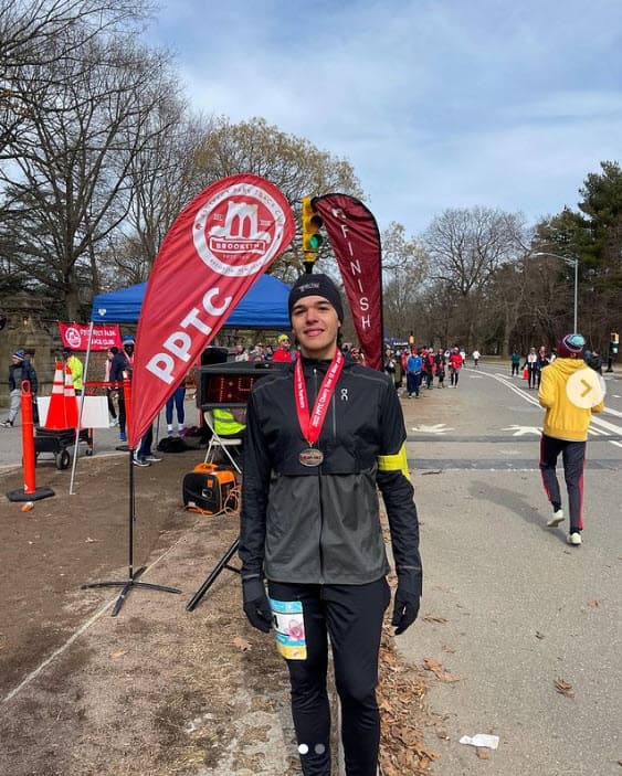 "Lo escucho (decirme): '
<b>Mamá, estoy tan contento en Nueva York</b>, estoy socializando y en la Universidad y fui a esta obra de teatro'". 
<br>