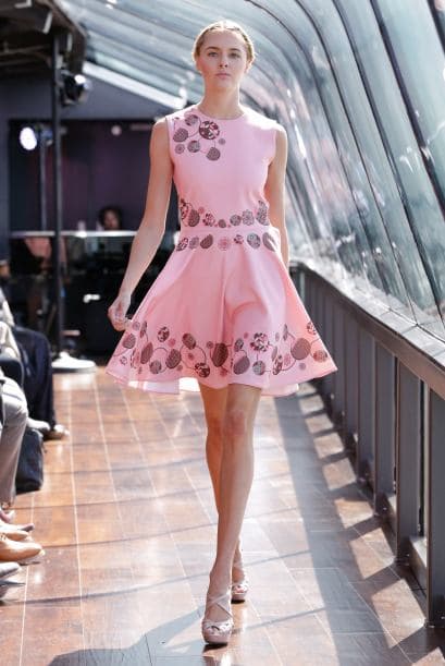 El estilo retro sigue muy presente y si lo combinas con un toque romántico lucirás encantadora.