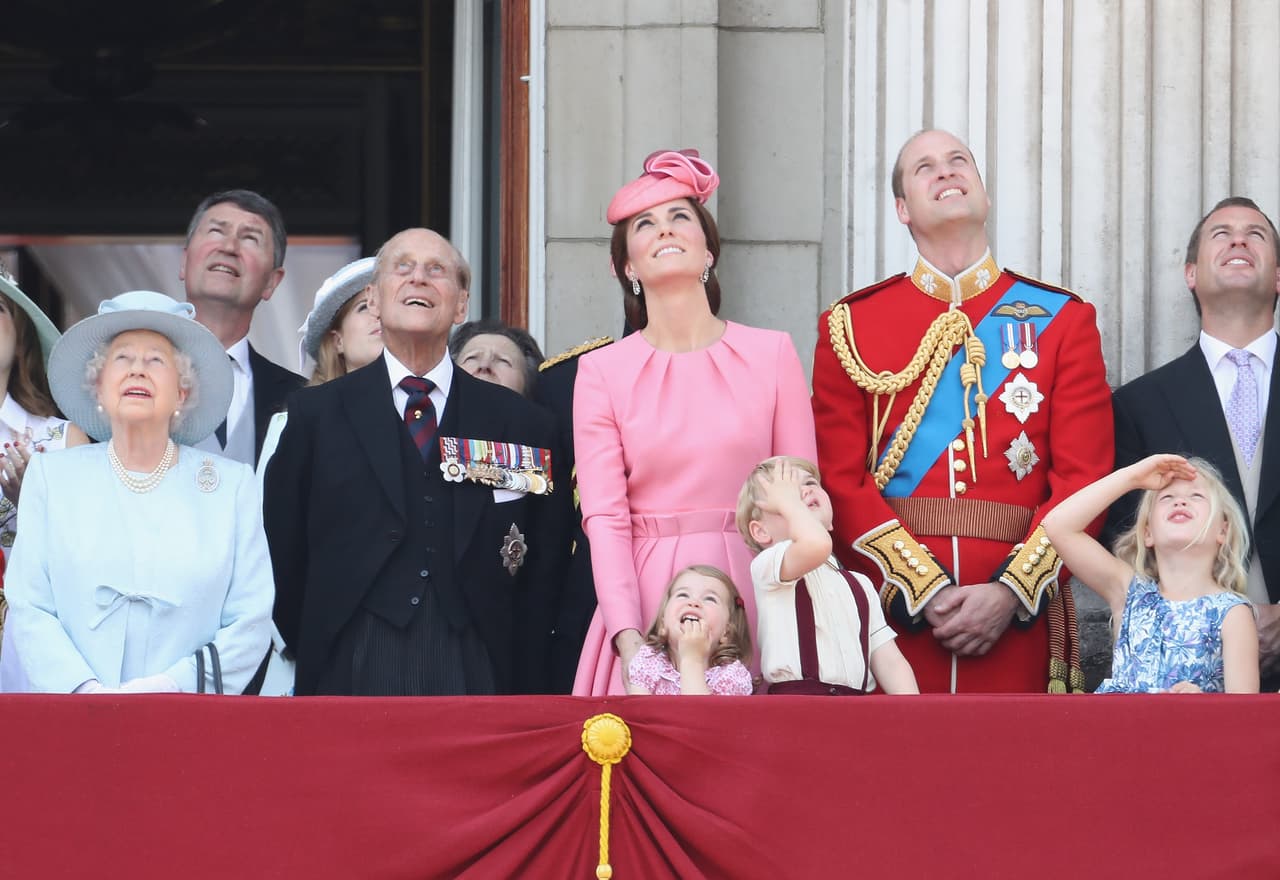 Muy probablemente, la próxima vez que veamos a Louis será en un evento oficial, que en este caso es la parada por el festejo oficial del cumpleaños de la reina Isabel II y que se lleva a cabo en junio llamada Trooping the Colour. Un evento en el que también se espera el regreso de Meghan Markle de su receso de maternidad... y es probable que una vez más le roben a Louis todos los reflectores. 
<br>