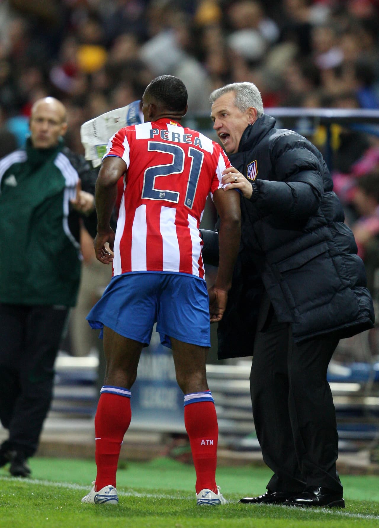Aguirre fue presentado en el Atlético de Madrid, donde llega a sustituir a Pepe Murcia, técnico interino, tras el despido de Carlos Bianchi. Clasifica al equipo a la Copa UEFA, a la previa de la Champions, y Liga de Campeones. En 2009 sufre su primera destitución como entrenador tras una racha de malos resultados.