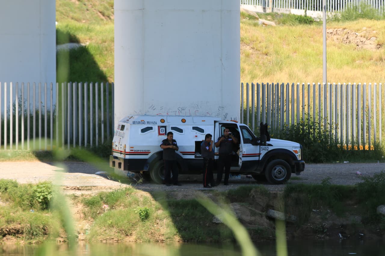 La zona es custodiada fuertemente por los agentes de México y Estados Unidos. En la foto, las patrullas de seguridad mexicanas, vistas desde el lado estadounidense. No obstante la fuerte presencia policial, las bandas de coyotes siguen operando y es aquí donde se reporta el mayor número de casos de tráfico de personas.