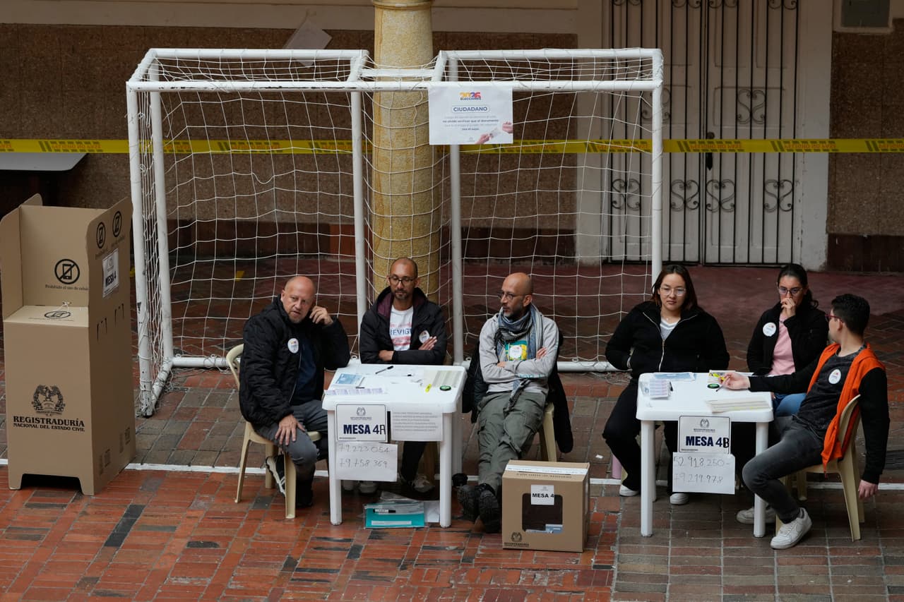 Funcionarios electorales esperando el inicio de la jornada en Bogotá, capital de Colombia.