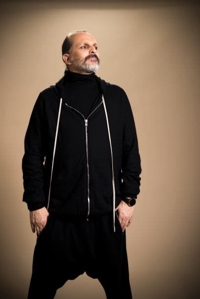 Aunque Miguel Bosé ya está grande... sigue siendo todo un galán.