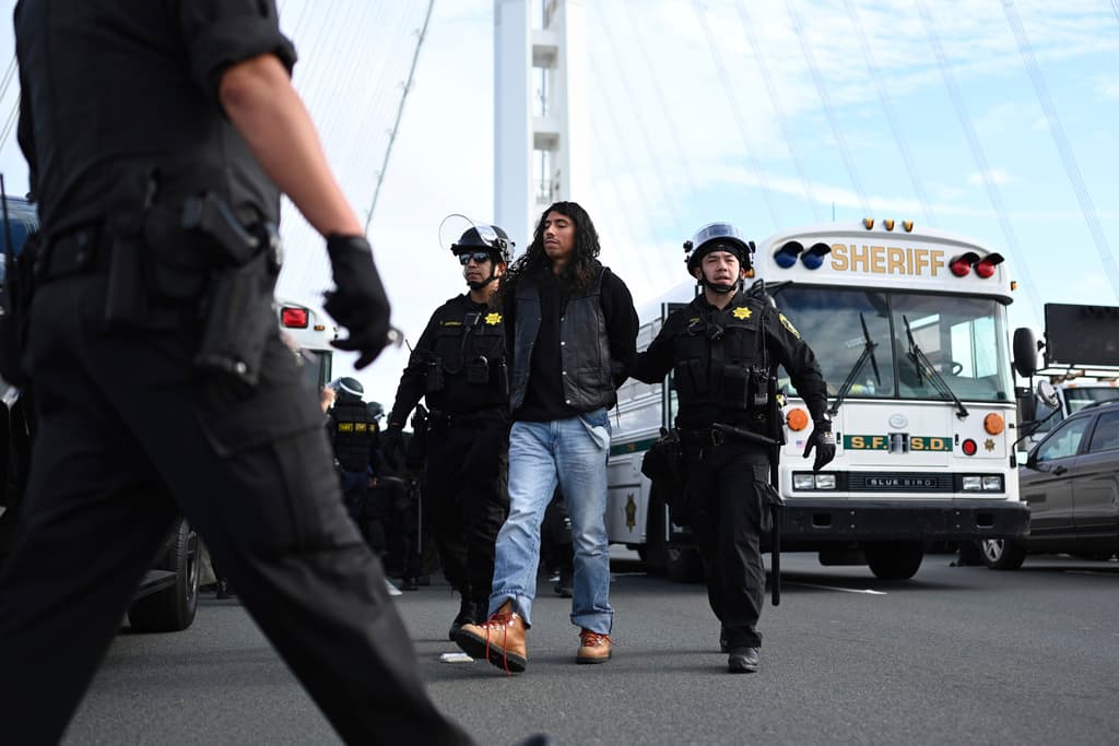 En medio de una protesta en el Bay Bridge durante la cumbre APEC en San Francisco, la policía intervino y detuvo a un manifestante. La acción policial fue necesaria para mantener el orden y garantizar la seguridad de los demás participantes y conductores en el puente. El manifestante fue arrestado y enfrentará cargos relacionados con la obstrucción del tráfico.