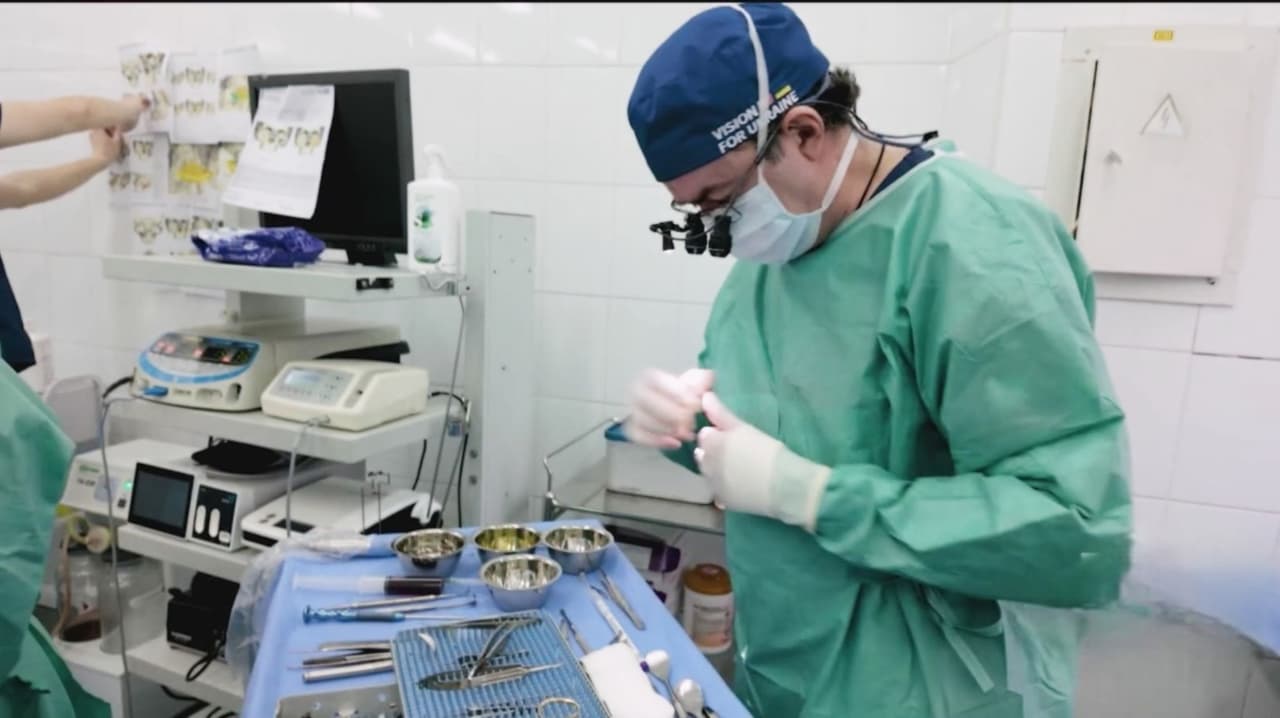 De Texas a Ucrania: cirujano mexicano opera víctimas de la guerra