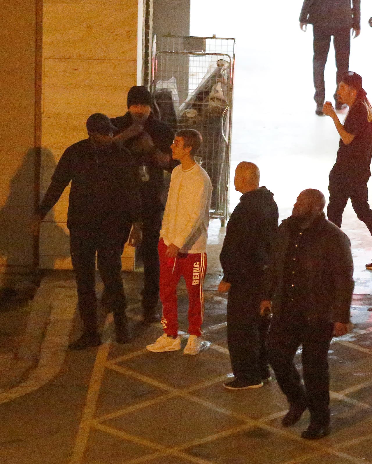 Últimamente ha pedido a sus fans que se callen durante sus conciertos, para que lo dejen cantar a gusto.