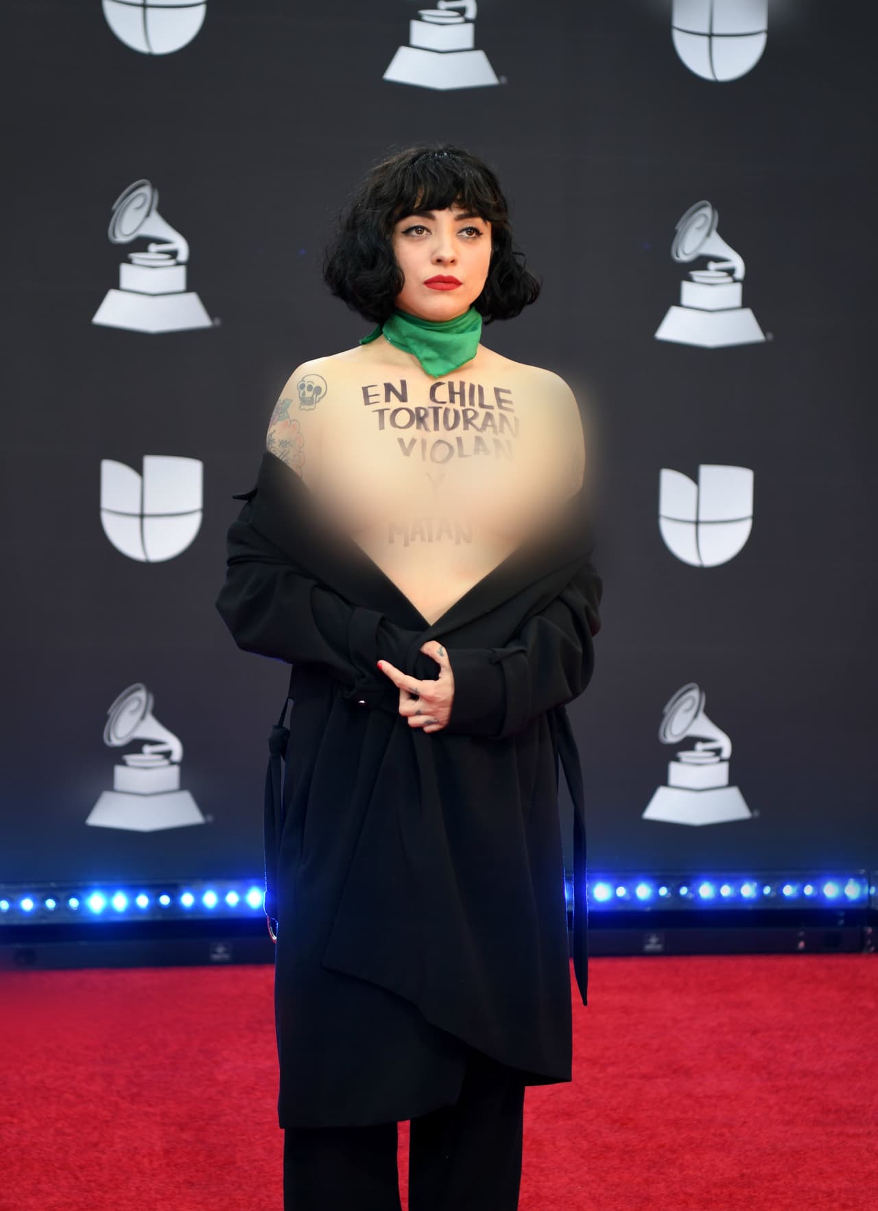 Sin embargo, al caminar frente a los fotógrafos se destapó mostrando el pecho completamente desnudo.