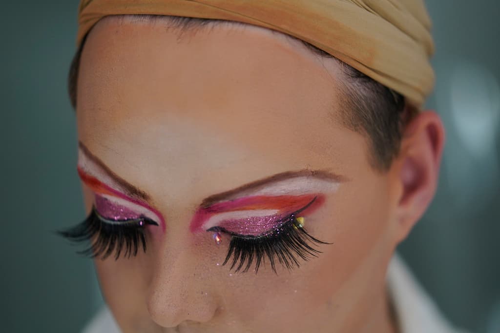 Jacob Kelley, que interpreta a la drag queen Trixy Valentine, es un educador y activista LGBTQ+ con una maestría en sexualidad humana.
<br>