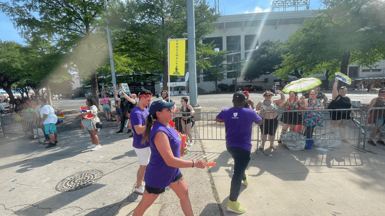 El evento, llamado Corona Alan Ross TEXAS Freedom PARADE, se llevó a cabo en Fair Park, al que acudieron asistentes para celebrar la diversidad e inclusión.