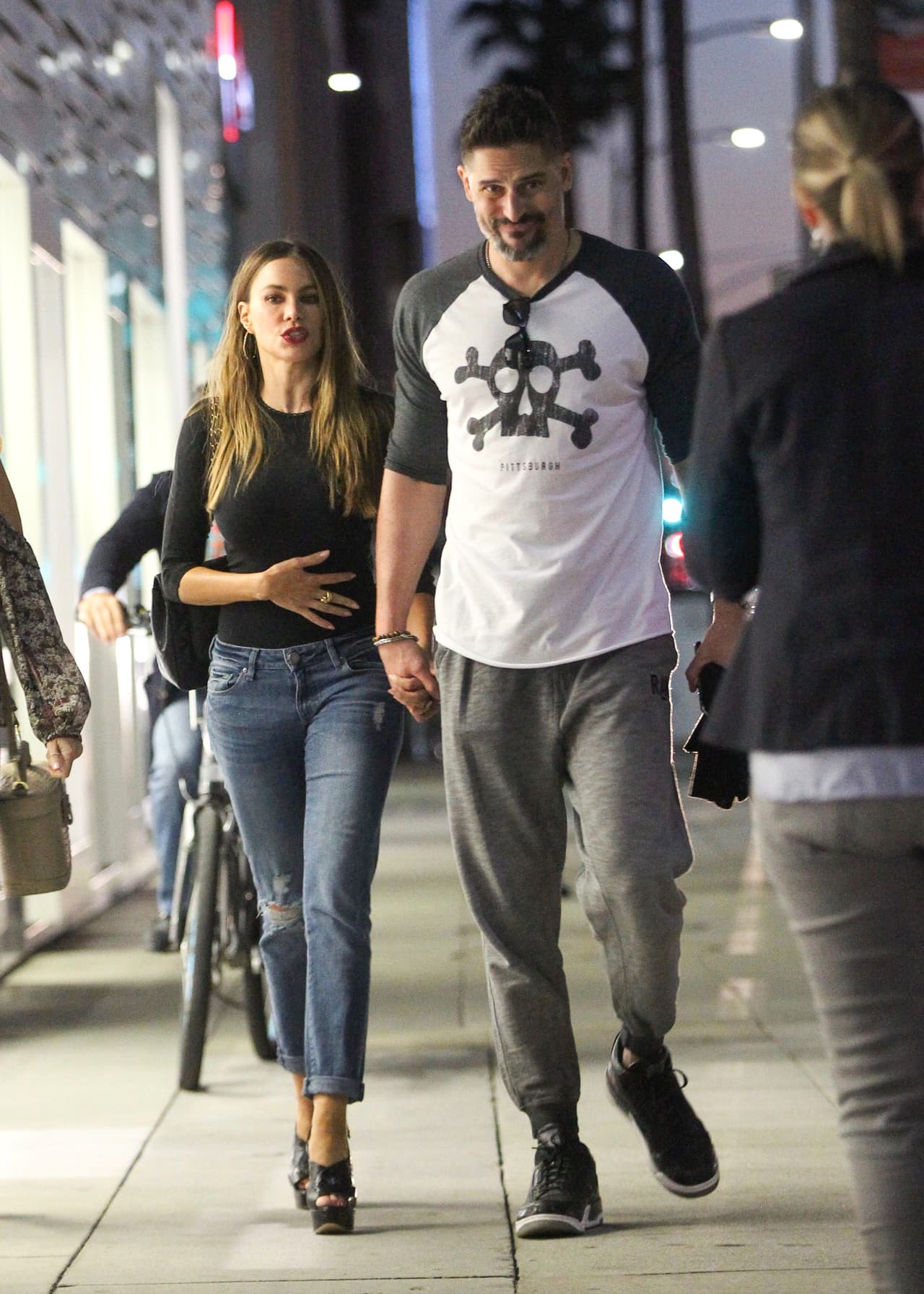 Se sobó la barriguita de manera misteriosa.