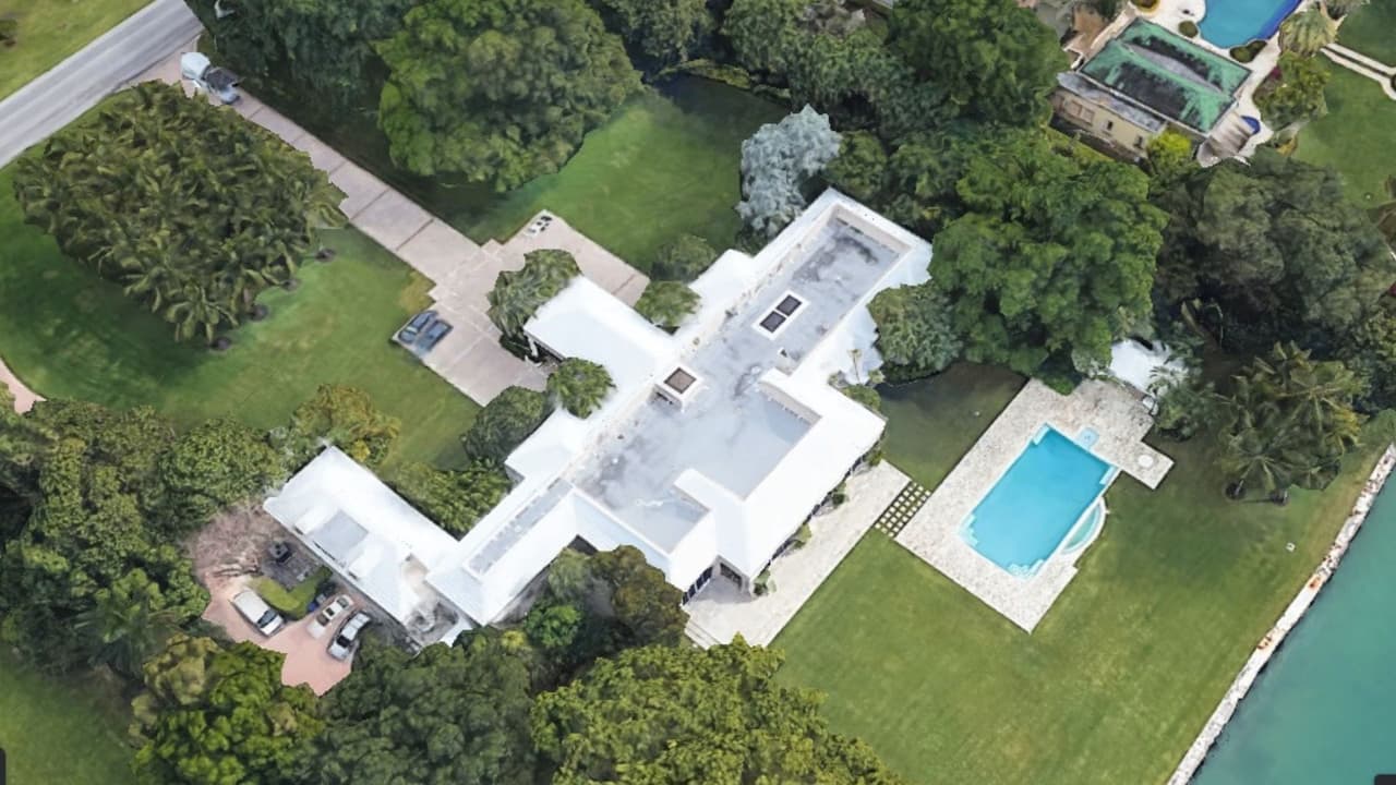 Hasta el momento, 
<b>Jeff Bezos </b>será el último vecino que se unirá a este limitado y exclusivo grupo de celebridades de Indian Creek. El fundador de Amazon es el tercer hombre más rico del mundo, según el sitio Forbes.
<br>
<br>
<b><a href="https://www.univision.com/local/miami-wltv/estos-seran-los-vecinos-vip-que-tendra-ivanka-trump-en-indian-creek-fotos">Vea a otros famosos que han vivido en la exclusiva isla.</a></b>