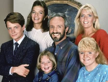 Michael J. Fox se hizo una estrella en el programa 'Family Ties' que duró siete temporadas al aire y mostraba las cómicas tribulaciones de una familia liberal estadounidense con un hijo políticamente conservador, en la época de Ronald Reagan.