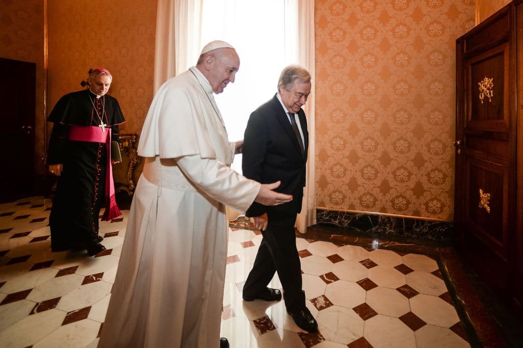 Antonio Guterres y el papa Francisco en diciembre de 2019. (Photo by Filippo MONTEFORTE / POOL / AFP) (Photo by FILIPPO MONTEFORTE/POOL/AFP via Getty Images)