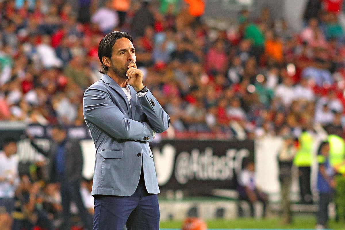 El técnico de Atlas, Gerardo Espinoza, no podía creer lo ocurrido con el penal errado, la expulsión en contra y los goles de Pumas.