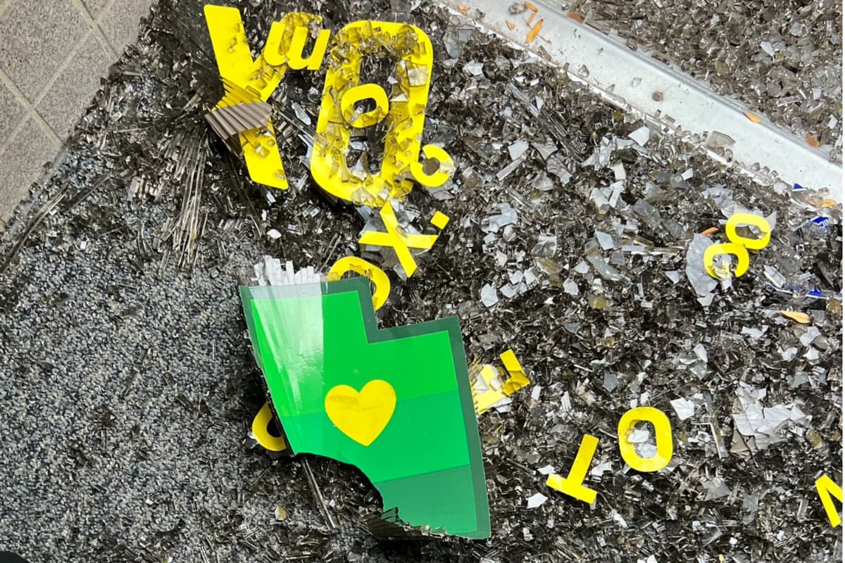 El gobernador Cox escribió en X: "Mañana difícil para nuestro equipo y mi cuartel general de campaña". Además de compartir algunas imágenes.