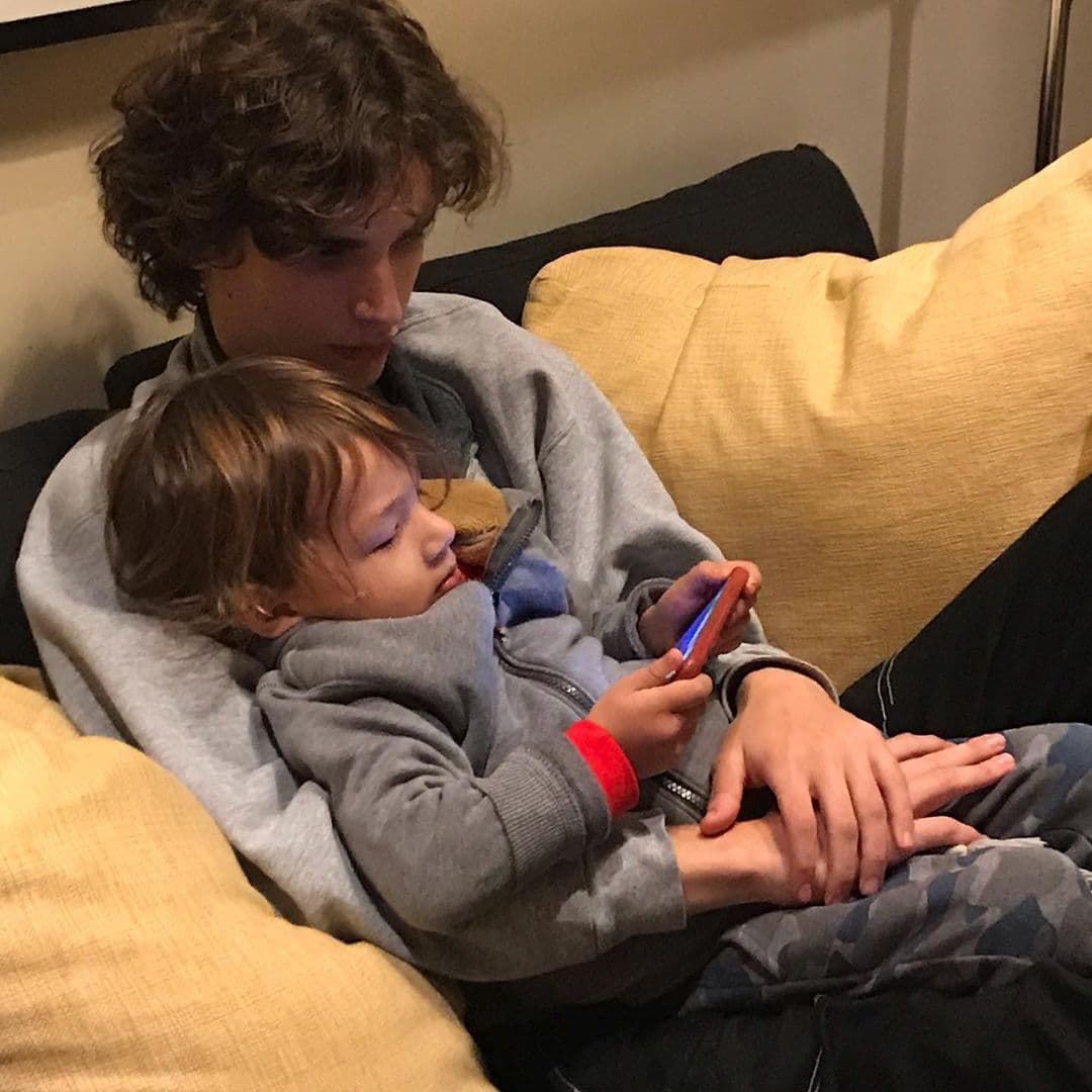 Este mes de enero, 'Los Tacher' hicieron un viaje familiar a esquiar y Alex estuvo muy apegado a Liam, su hermanito menor.