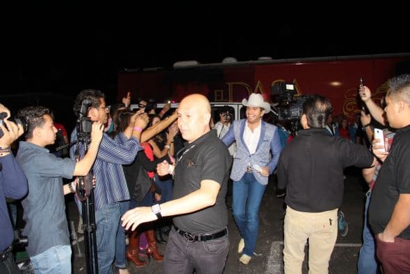 El Dasa revolucionó Phoenix con su voz y carisma, enloqueciendo a miles de fans que los esperaban ansiosas. El chulo causó furor con sus movimientos sexy y desafió seguridad para acercarse y bailar con sus consentidas.